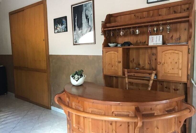 Отель Albergo Magrini Della Genga