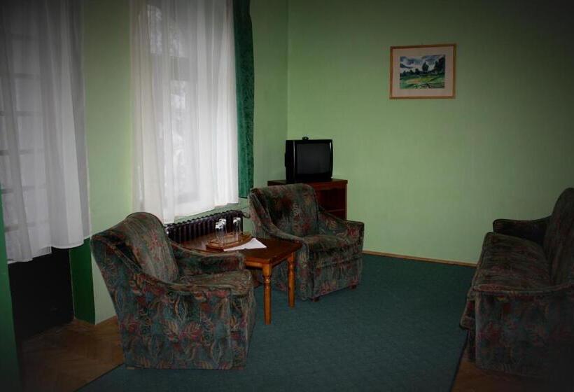 בית מלון כפרי Tivoli