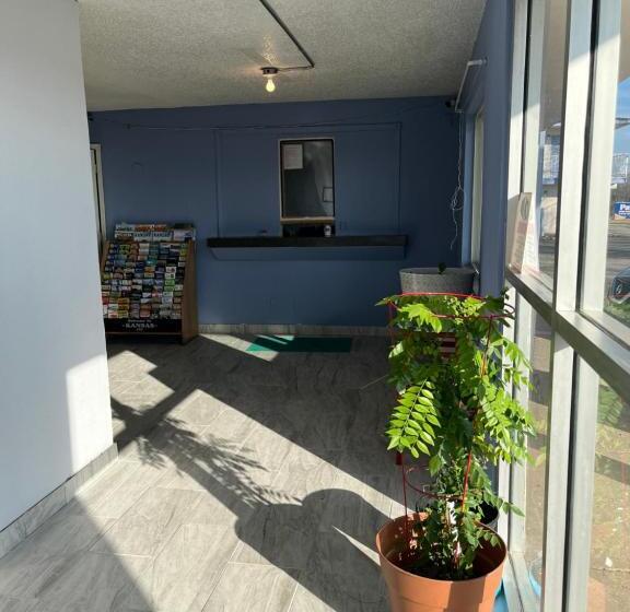 Мотель Travelers Inn Topeka