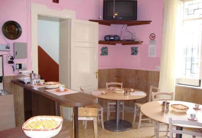 تختخواب و صبحانه La Maison Des Livres