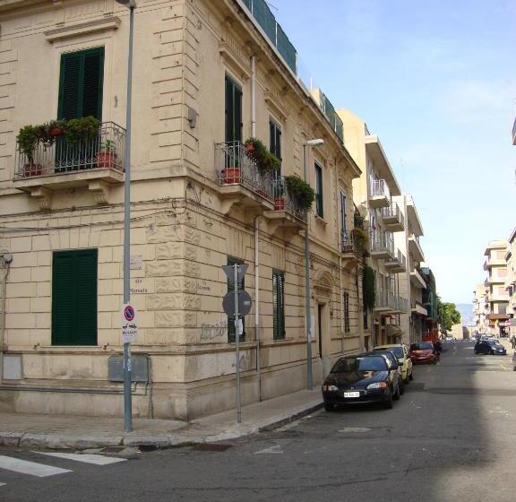 تختخواب و صبحانه La Maison Des Livres