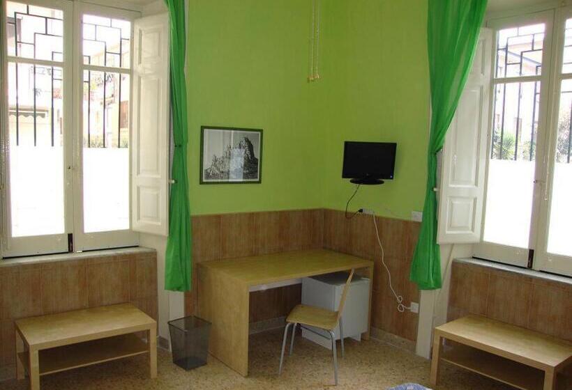 تختخواب و صبحانه La Maison Des Livres