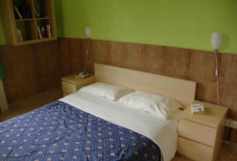 تختخواب و صبحانه La Maison Des Livres