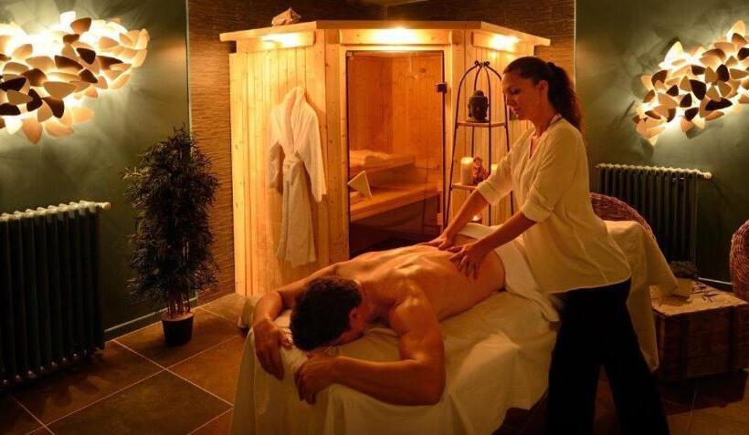 민박 La Singulière