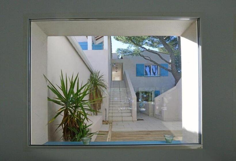 민박 La Singulière