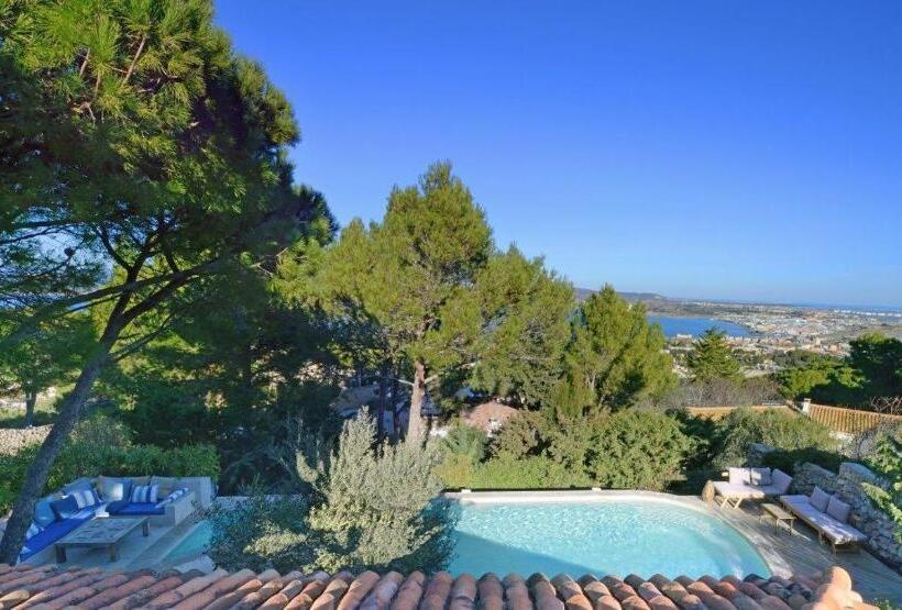 민박 La Singulière