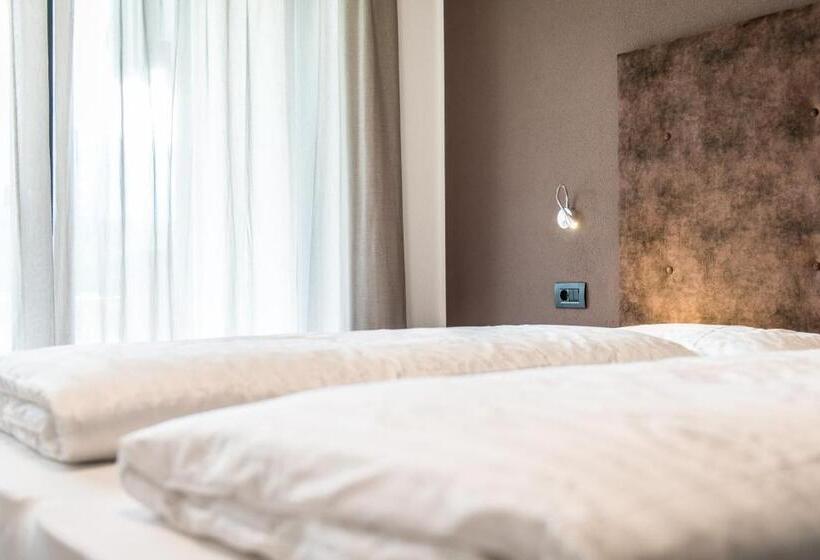 호텔 Chalet Kristall   Dolomites Garden Chalet