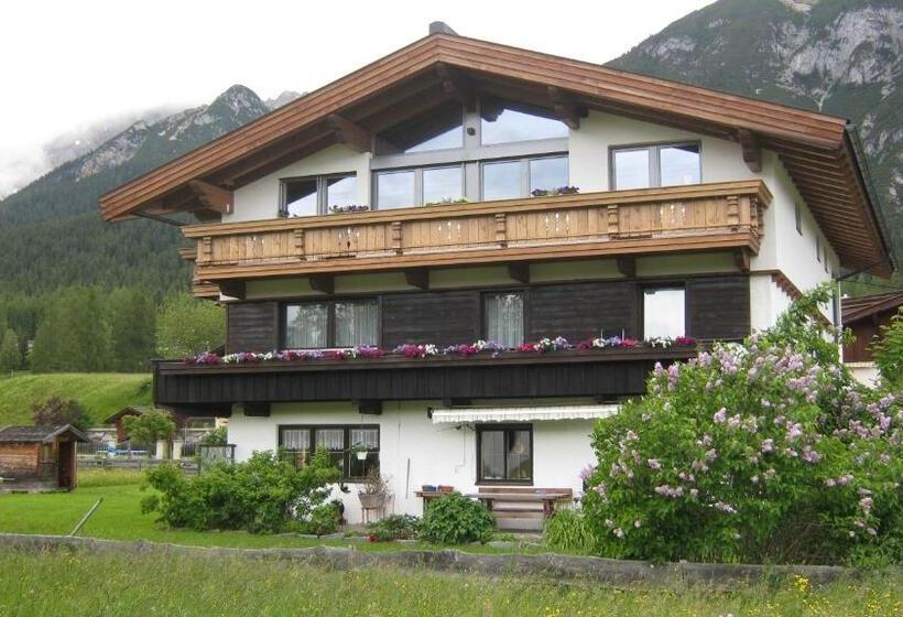 تختخواب و صبحانه Haus Karwendelblick