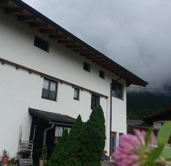 تختخواب و صبحانه Haus Karwendelblick