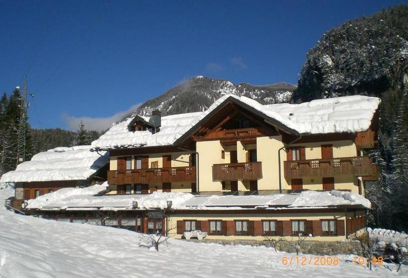 ホテル Albergo Nuoitas