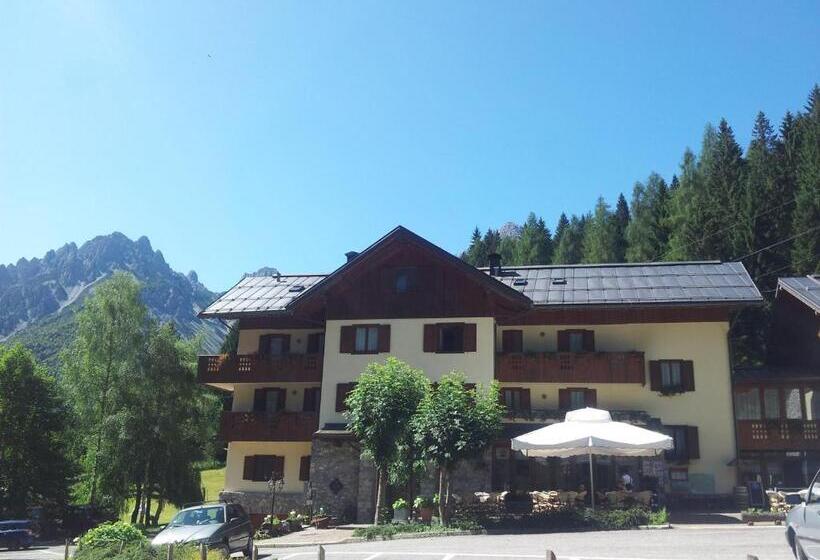 ホテル Albergo Nuoitas