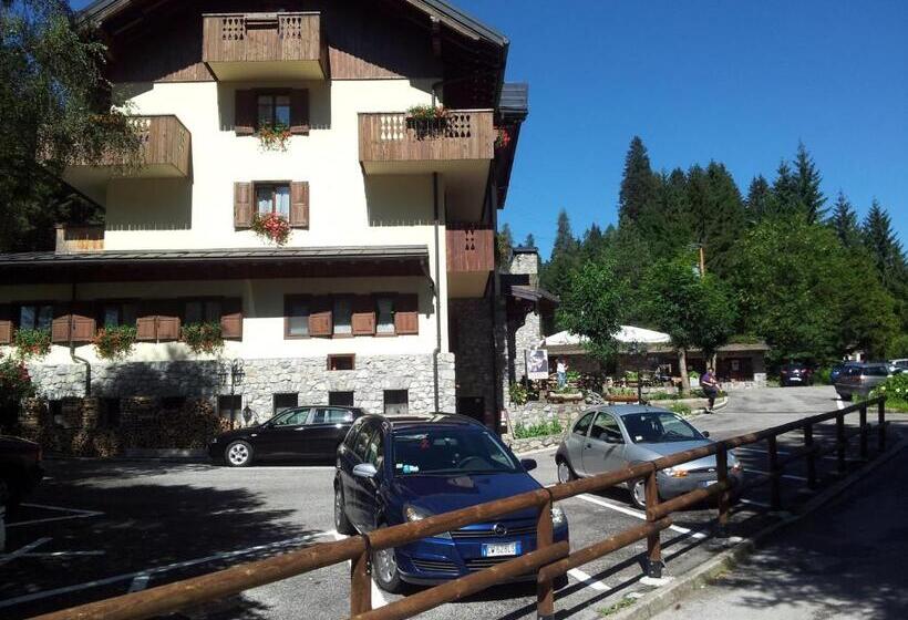 ホテル Albergo Nuoitas