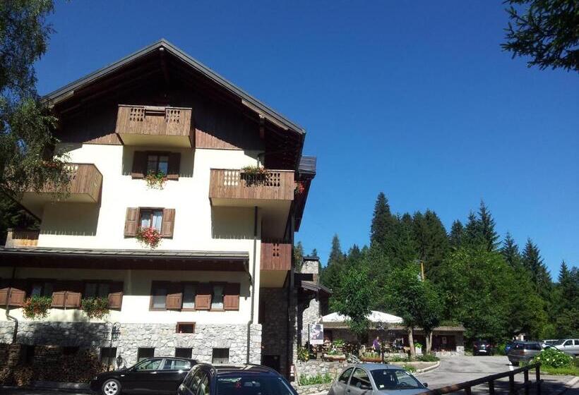 ホテル Albergo Nuoitas