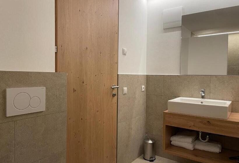 בית מלון כפרי Pension & Residence Astoria