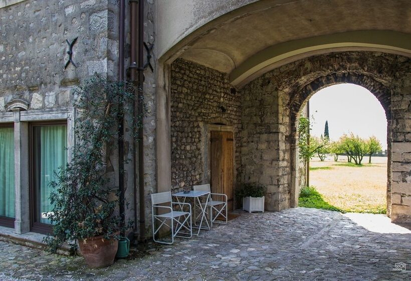 تختخواب و صبحانه Castrum Di Serravalle