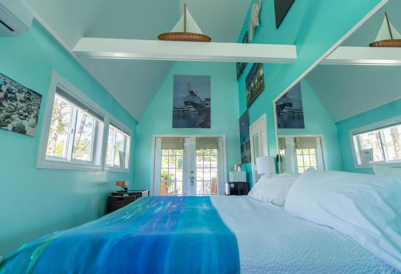 Footbridge Beach Motel