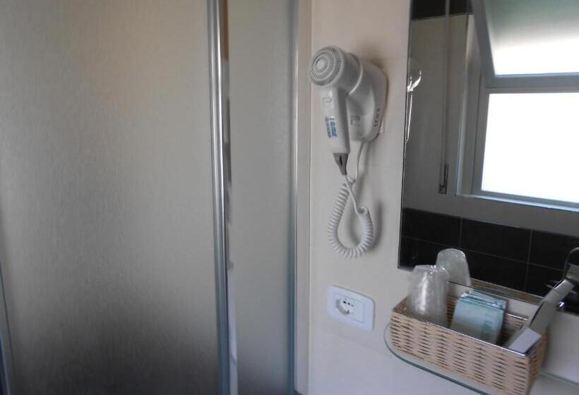 ホテル Pensione La Scogliera