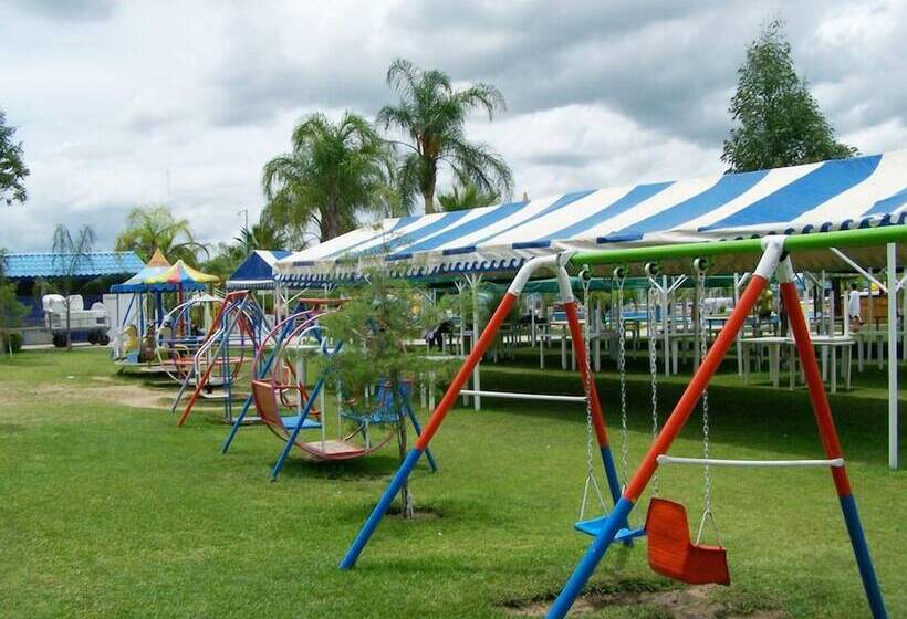 בית מלון כפרי Splash Inn