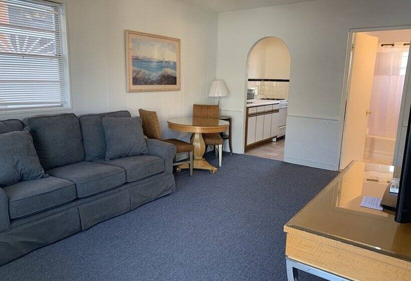 Oceanic Hotel & Barefoot Tiki Bar