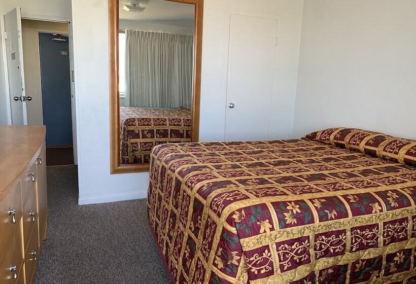 Oceanic Hotel & Barefoot Tiki Bar