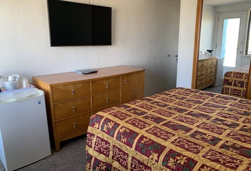 Oceanic Hotel & Barefoot Tiki Bar