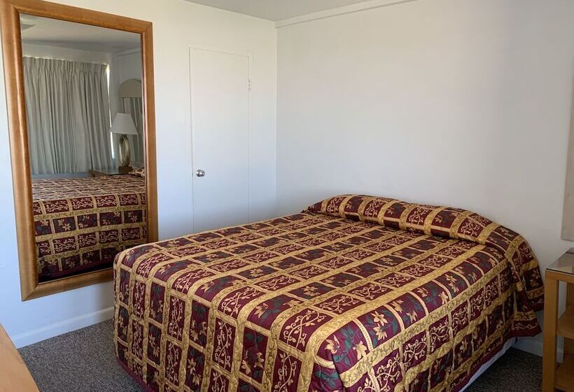 Oceanic Hotel & Barefoot Tiki Bar