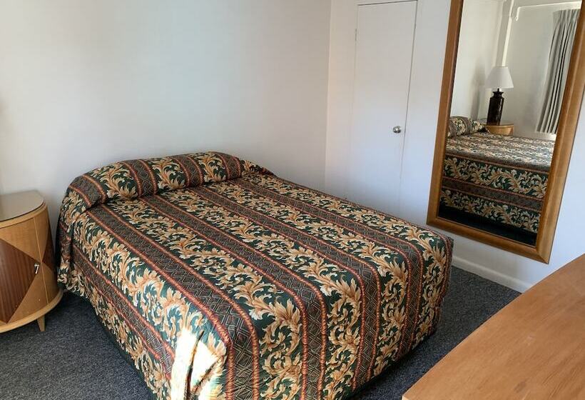 Oceanic Hotel & Barefoot Tiki Bar