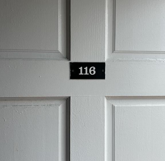 The Admiral Hotel/motel