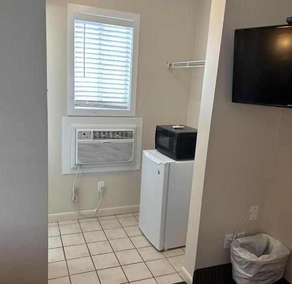 The Admiral Hotel/motel