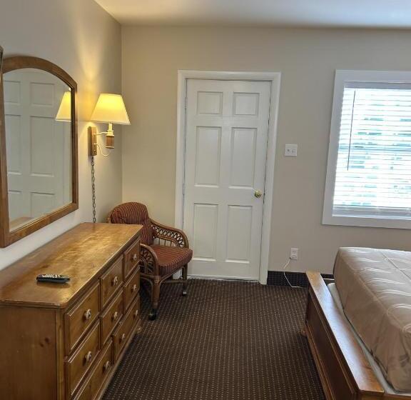 The Admiral Hotel/motel