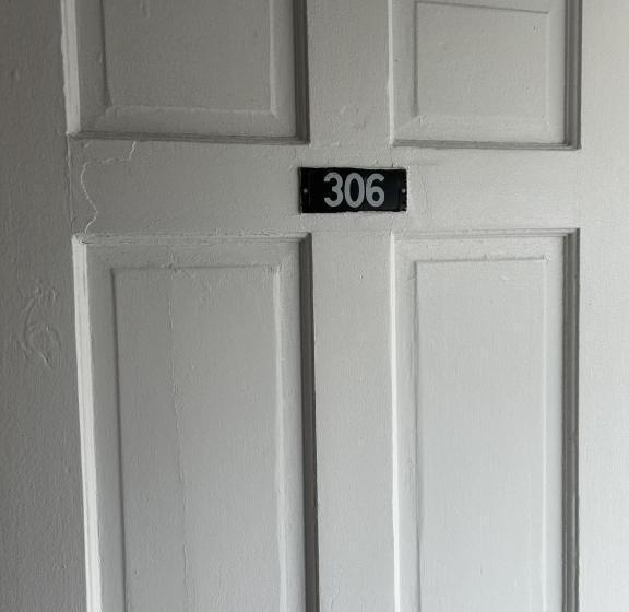 The Admiral Hotel/motel