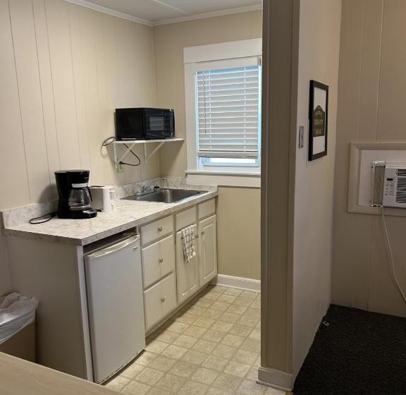 The Admiral Hotel/motel