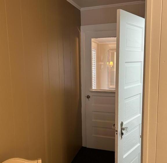 The Admiral Hotel/motel