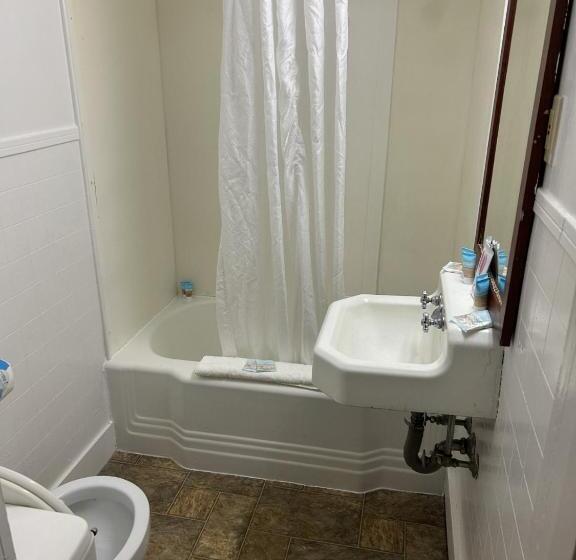 The Admiral Hotel/motel