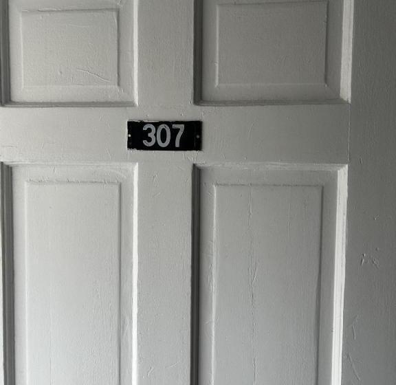 The Admiral Hotel/motel