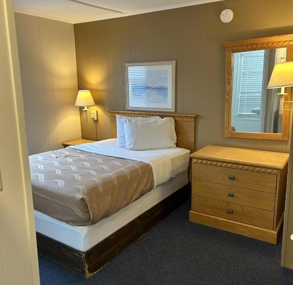 The Admiral Hotel/motel