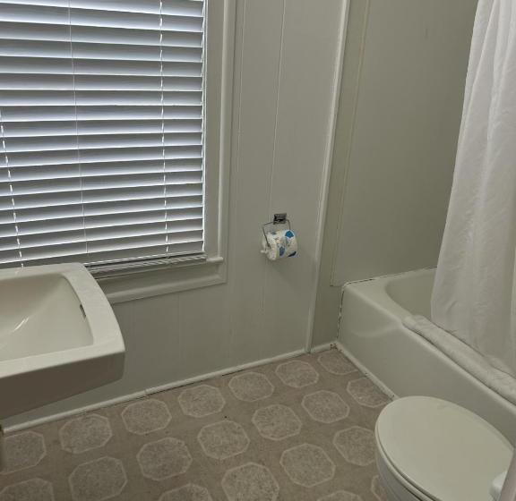 The Admiral Hotel/motel