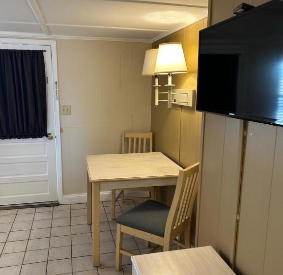 The Admiral Hotel/motel