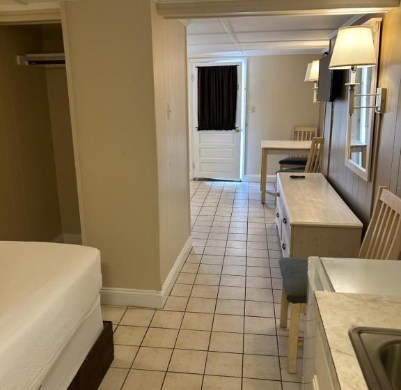 The Admiral Hotel/motel