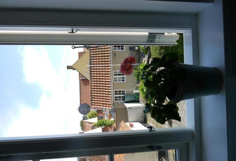 Femmasteren Hotel & Hostel