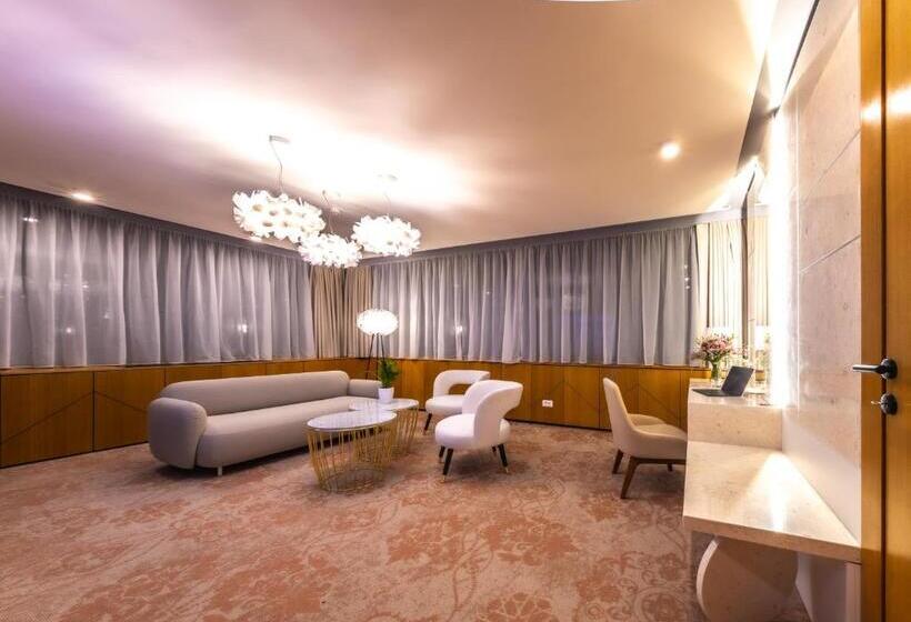 فندق Apeiro City Avant Garde