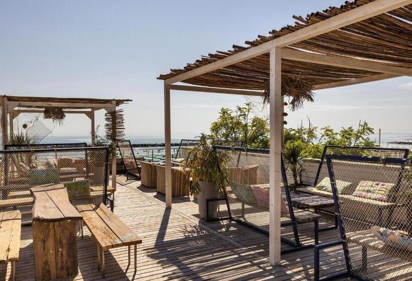 Отель Constellation