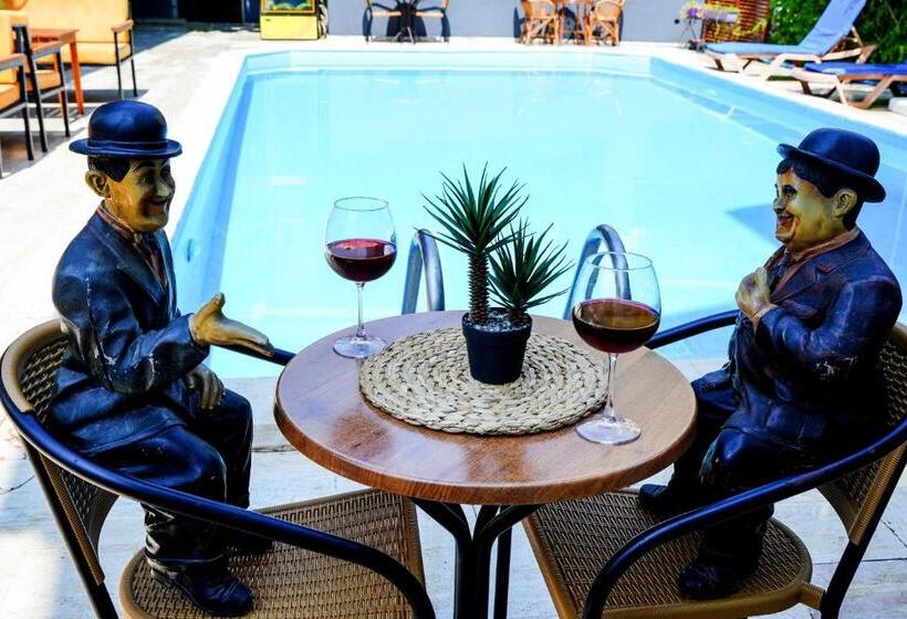 هتل Four Seasons Apart