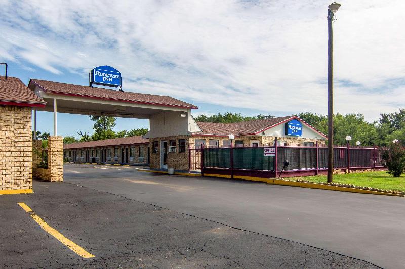 בית מלון כפרי Rodeway Inn