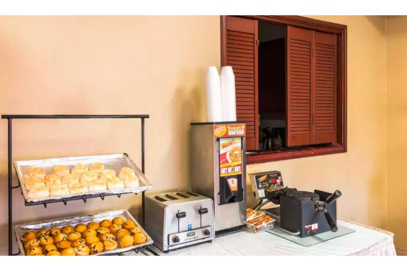 בית מלון כפרי Rodeway Inn