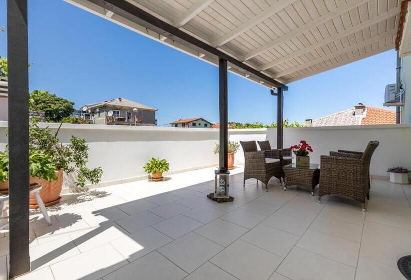 Bed and Breakfast Alaburic Rooms & Apartment