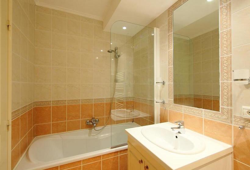 Отель Cannes Bay