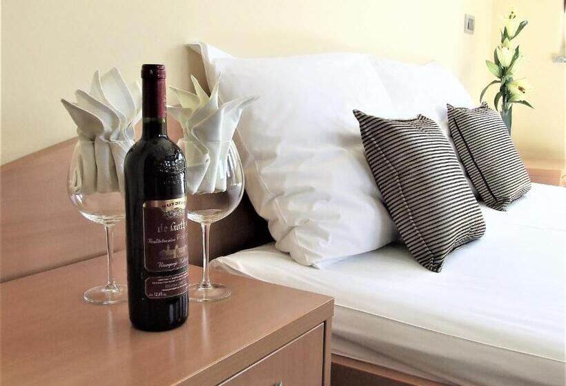 ホテル Central Slavonski Brod