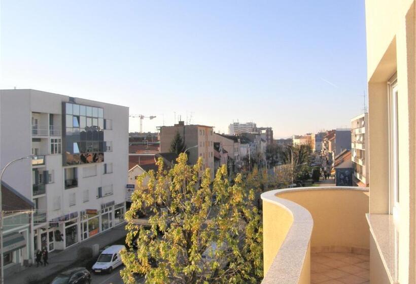 ホテル Central Slavonski Brod