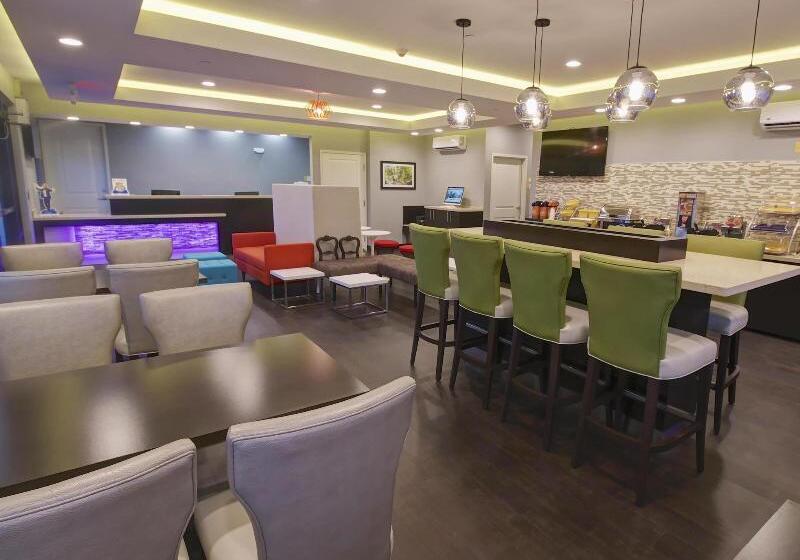 ホテル Days Inn & Suites By Wyndham Port Arthur